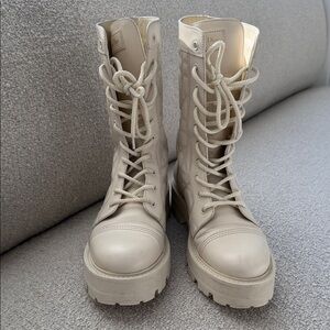 Dior D-Unit Ankle Boot
White Quilted Cannage Calfskin size 37